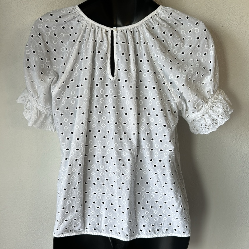 Universal Thread Eyelet Top - Picture 4 of 5